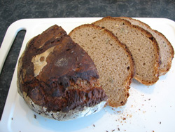 rozkrjen chleba upeen ve venkovn peci